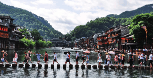 fiver-中国旅游业由传统观光式向休闲体验式推动的趋势-以凤凰古镇为